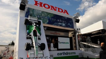 Pezsgővel várja Alonsót a Honda