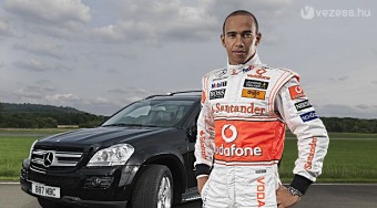 Hamilton autót cserél
