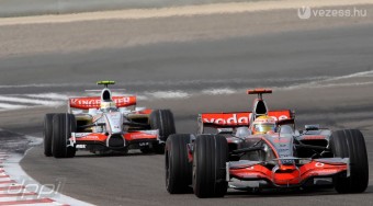 Hamilton megint kapott