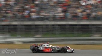 Hamilton félgőzzel hajrázik