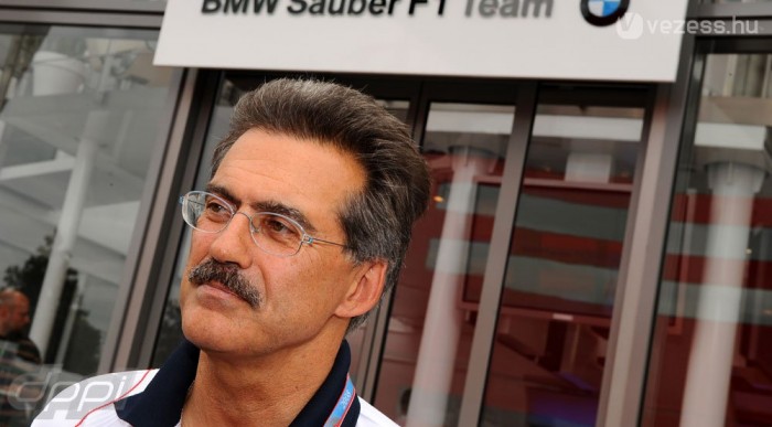 A főnök nagyon elégedett