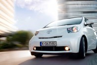 4,2 liter benzint fogyaszt a Toyota iQ