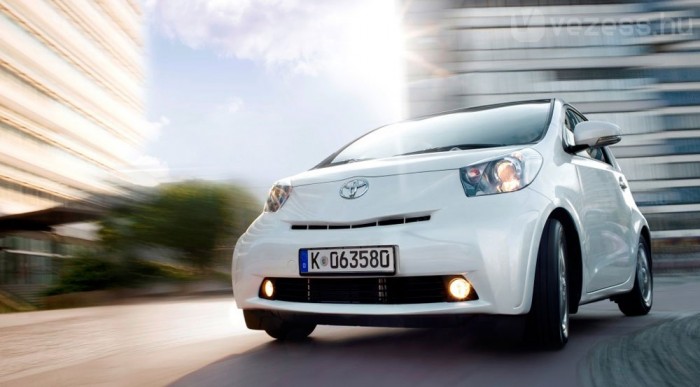 4,2 liter benzint fogyaszt a Toyota iQ