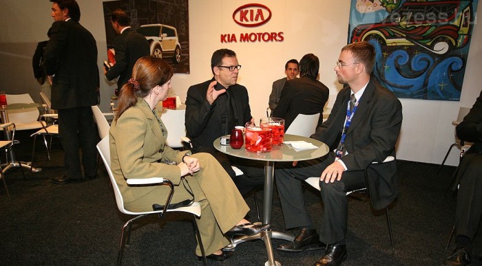 Kortalan és komolyságot kifejező design a cél