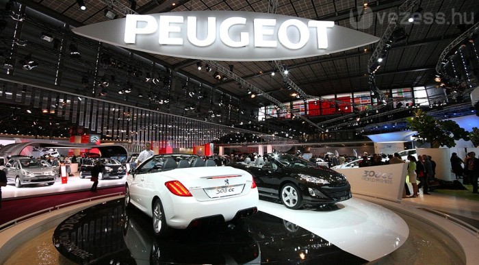 Világpremier a 308 CC is. Meleg levegőt fúj a nyakra a fejtámlából, mint az SLK