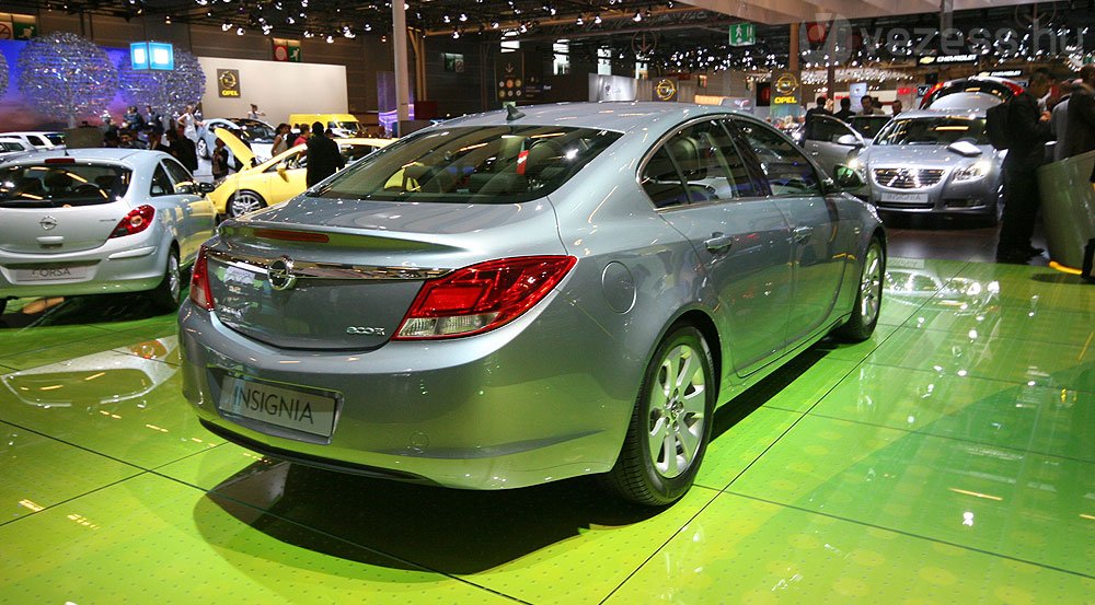 Családi kombik: Avensis, Insignia 10