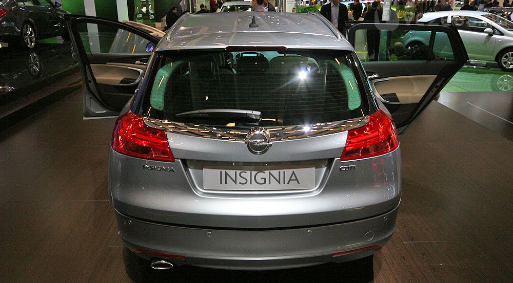 Családi kombik: Avensis, Insignia 24