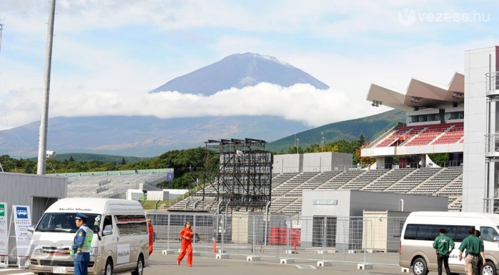 Hamilton kezére játszik az időjárás