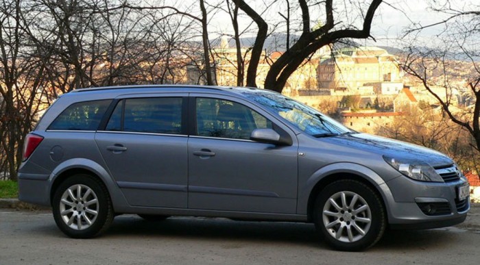 Egy Opel Astra kombi épp belefér