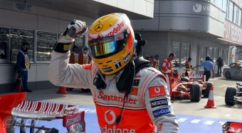 Hamilton tesz a kollégákra