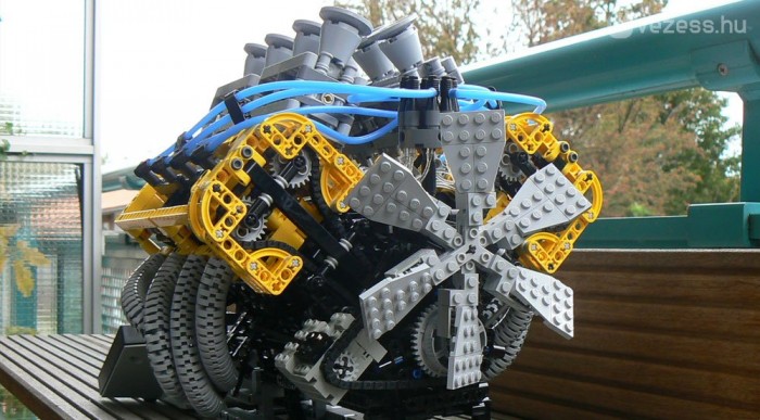 Videó: V8-as motor LEGO-ból