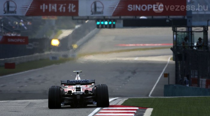 Hamilton hátát nézi a Ferrari 6