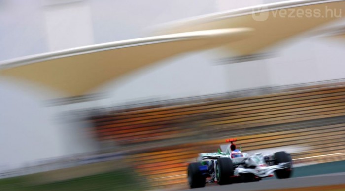 Hamilton hátát nézi a Ferrari 7