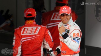 Hamilton hátát nézi a Ferrari
