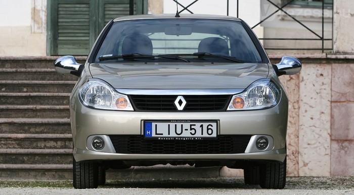 Szemből is látszik rajta, hogy négyajtós