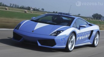 560 lóerős rendőrautó - videó