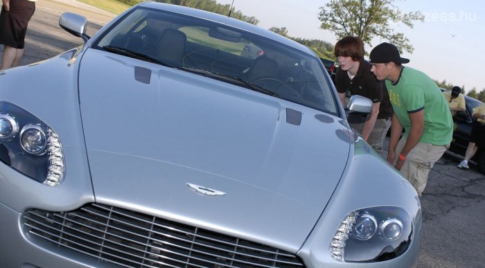 Kis híján eltűnt az Aston Martin