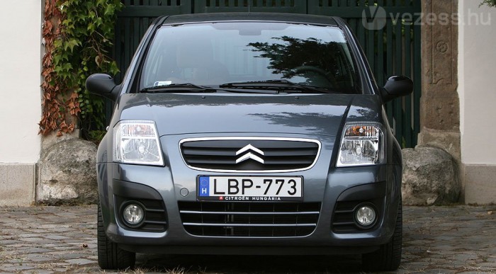 Enyhén szögletes arc