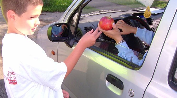 ... míg mások almát kapnak a gyerekektől