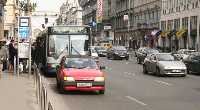 Retteghetnek a buszsávba keveredők