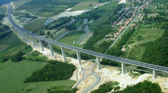 Száguldás a kőröshegyi völgyhídon