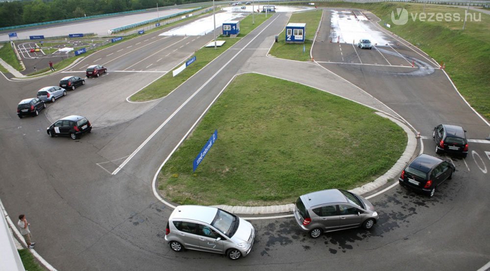 Balra a rántópados, jobbra a szlalom pálya