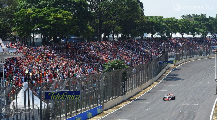 Hamiltont kifütyülte a tömeg