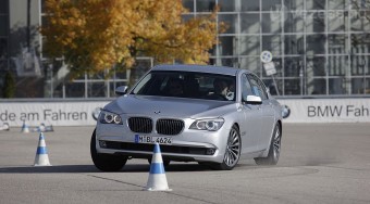 Új 7-es BMW: figyeli a táblákat