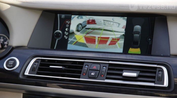 Új 7-es BMW: figyeli a táblákat 7