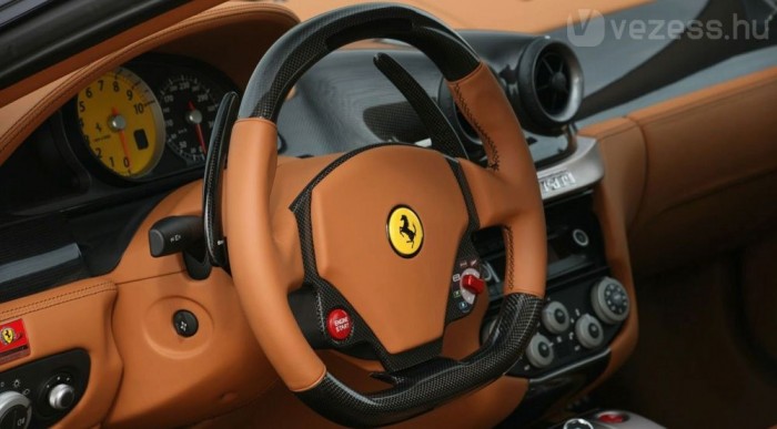 800 lóerős Ferrari született 6 | Vezess Karbon betétekkel dísztik belül