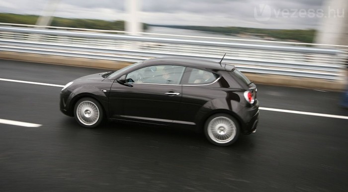 Alfa MiTo: falatnyi sportkocsi 7 | Vezess Feketében nem túl feltűnő