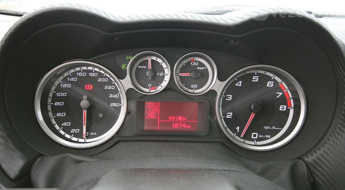 Alfa MiTo: falatnyi sportkocsi 8 | Vezess Összenőtt számlapok