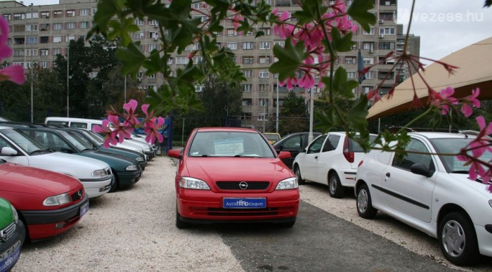 Autóra és motorra is adnak hitelt, a kocsikra nincs korhatár