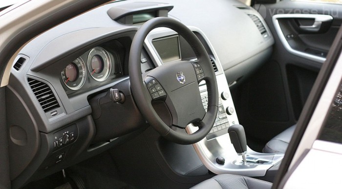 Vastag, jófogású kormány