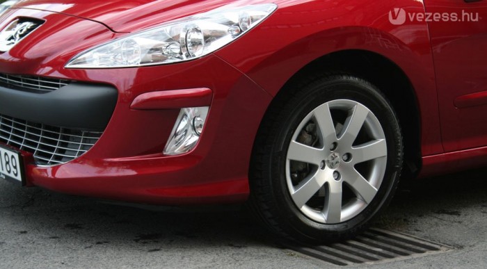 A víznyelőrácsokkal kevesebb a baj, mert az út szélén vannak