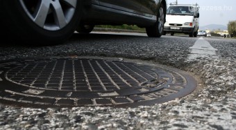 Áldozatra leső csatornafedelek