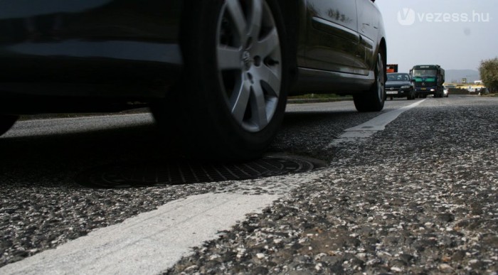 Felfele egyáltalán nem lóghat túl a fedél