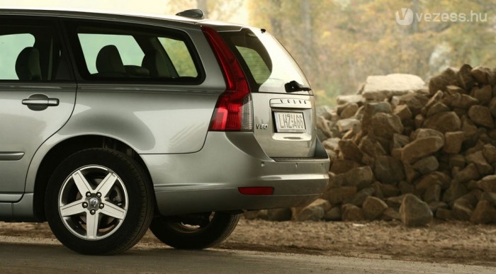 Elbírna a farakással is