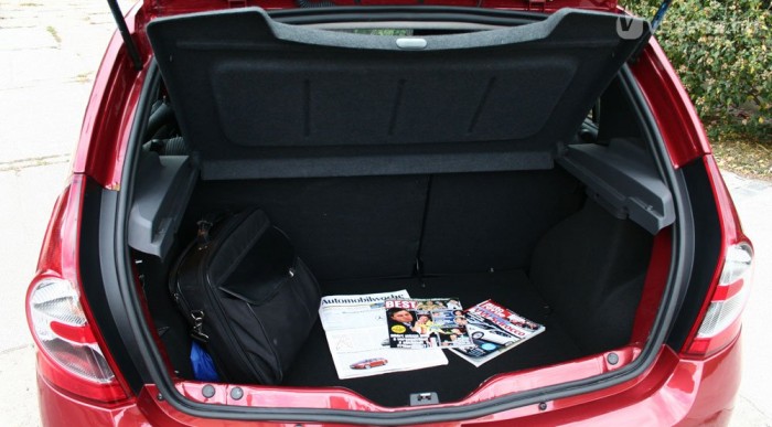 320 literes a csomagtér. Kisautónak jó, kompaktnak szűk