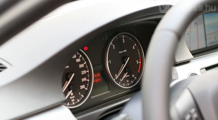 Sötétben narancs fényben úszik