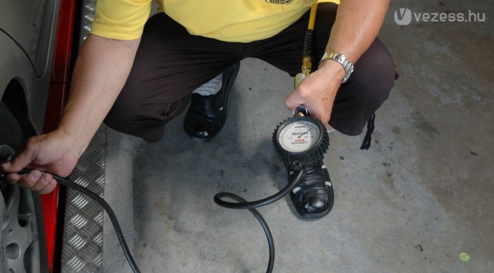 Meleg guminál 0,3 bart nő a légnyomás. Pár km után az abroncs melegnek számít