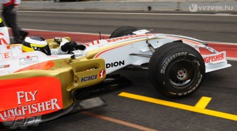 Bajban a kiscsapat pilótái?