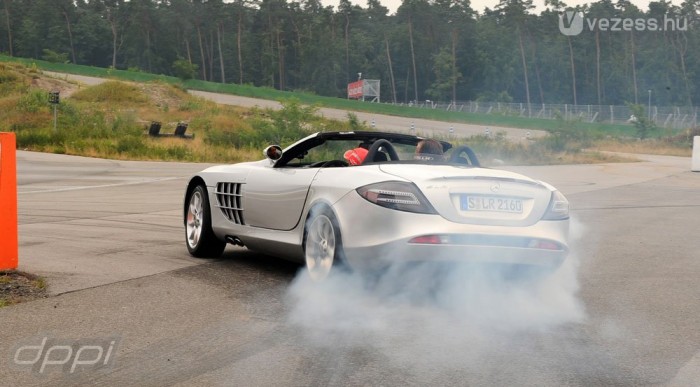 Hamilton csak a gyengébbel versenyez 3 | Vezess Utcai autóval versenyez Hamilton