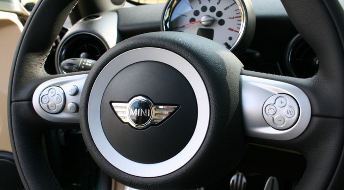 Két kézzel kell tartani