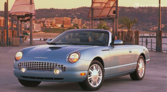 Rokona a Jaguar S-Type, de ebből semmit nem látni a Thunderbirdön