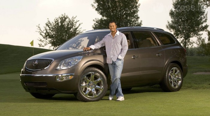 Woods egy Buick mellett