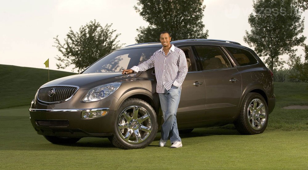 Woods egy Buick mellett