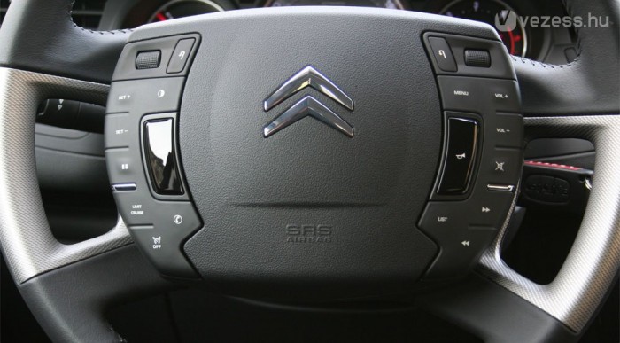 A két fényes felület a duda