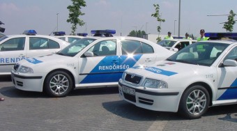 Fordba és Opelbe ülnek a rendőrök