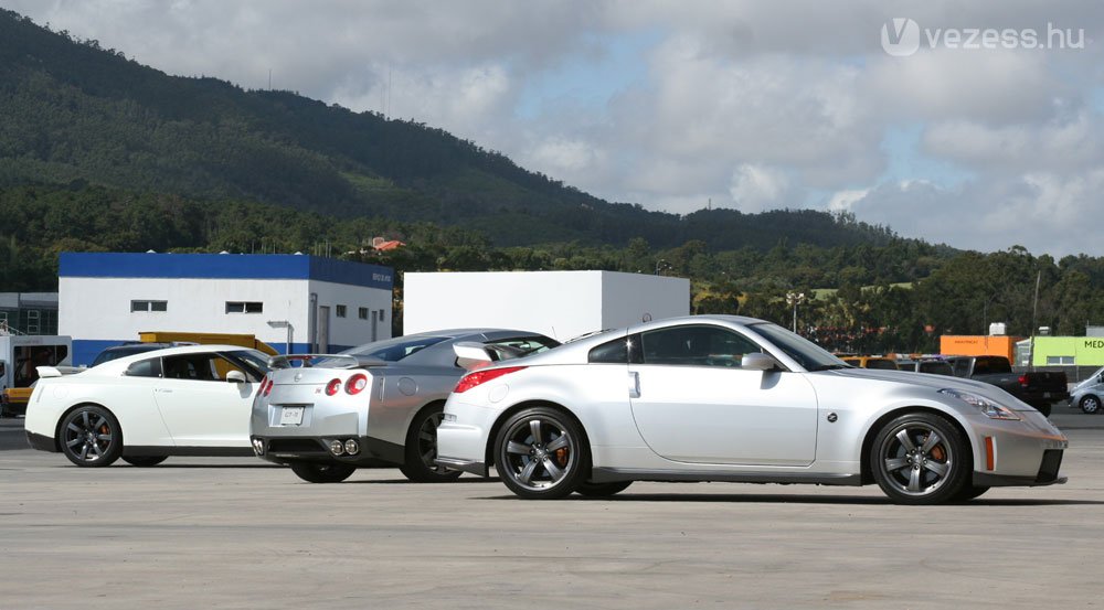 Előtérben egy 350Z Nismo